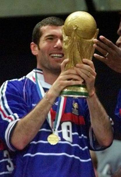 Zinedine Zidane campione del mondo con la Francia, Il fuoriclasse juventino firma una doppietta nel 3-0 che condanna in finale il Brasile di Ronaldo. Ap 
